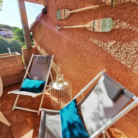 Bord De Terrasse Vue Piscine